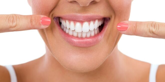 لمینت دندان یا کامپوزیت؟ بررسی تفاوت‌ها و مزایا برای انتخاب بهتر