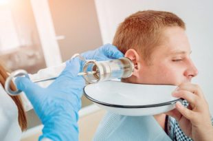 شست‌وشوی گوش با آب بهتر است یا ساکشن؟