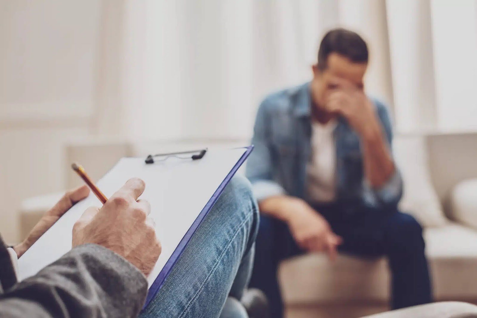 چرا اصلاً سراغ تراپیست می‌رویم؟