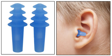 گوشگیر مخصوص هواپیما در گوش یک مسافر