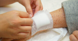 چگونه گاز چسبیده به زخم را ایمن و سریع جدا کنیم؟