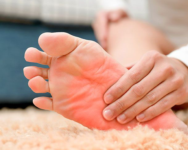 علت داغ شدن کف پا و درمان آن