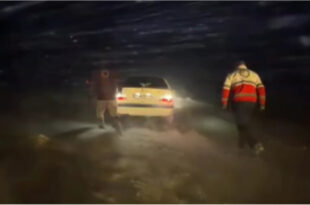 امداد رسانی به مسافران و خودروهای گرفتار در کولاک در آذربایجان غربی