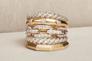 مدل انگشتر پورتوفینو: نمادی از لوکس گرایی و طراحی ایتالیایی مجموعه: طلا و جواهرات مدل انگشتر پورتوفینو: نمادی از لوکس گرایی و طراحی ایتالیایی  
نمونه هایی از شیک ترین مدل انگشترهای پورتوفینو
در این مقاله از بیتوته، با نمونه هایی از مدل انگشتر پورتوفینو آشنا می شوید. انگشتر پورتوفینو، الهام گرفته از زیبایی های ساحلی شهر پورتوفینو در ایتالیا، نمادی از لوکس گرایی و طراحی مینیمال چندحلقه ای است. این مدل با ترکیب سادگی و درخشش، به یکی از ترندهای جهانی جواهرات تبدیل شده و مورد توجه سلبریتی ها قرار گرفته است.
مدل های انگشتر پورتوفینو: نمادی از لوکس گرایی و طراحی ایتالیایی
انگشتر پورتوفینو، به عنوان یکی از برجسته ترین مدل های زیورآلات لوکس در دنیای مد و جواهرسازی، الهام گرفته از زیبایی های طبیعی و فرهنگی شهر ساحلی پورتوفینو در ایتالیا است. این شهر، واقع در منطقه لیگوریا، با مناظر خیره کننده، آب های فیروزه ای و فضای رمانتیک خود، به عنوان نمادی از سبک زندگی "دولچه ویتا" (زندگی شیرین) شناخته می شود.
 
مدل انگشتر پورتوفینو، که در سال های اخیر به یکی از ترندهای جهانی جواهرات تبدیل شده، ترکیبی از سادگی مینیمال و درخشش لوکس را ارائه می دهد. این مدل نه تنها به دلیل طراحی منحصربه فرد چندحلقه ای اش، بلکه به خاطر تنوع در مواد و کاربردهای آن، مورد توجه طراحان، سلبریتی ها و علاقه مندان به مد قرار گرفته است. در این مقاله، به بررسی جامع تاریخچه، ویژگی ها، انواع، مزایا و معایب این مدل می پردازیم تا تصویری کامل و دقیق از آن ارائه دهیم.
  مدل انگشتر پورتوفینو  
تاریخچه مدل انگشتر پورتوفینو :
ریشه های مدل انگشتر پورتوفینو به سنت های طلاسازی ایتالیایی بازمی گردد، جایی که جواهرسازان از عناصر طبیعی و معماری محلی برای خلق قطعات الهام می گرفتند. شهر پورتوفینو، با تاریخچه ای که به دوران رومی ها می رسد، از قرن نوزدهم به عنوان مقصدی برای نخبگان اروپایی شناخته شد و این جذابیت فرهنگی، بعدها به دنیای مد نفوذ کرد.
 
در دهه ۱۹۹۰، برندهای ایتالیایی مانند Gismondi و Casato Gioielli، با الهام از مناظر رنگارنگ ریویرای ایتالیایی، مجموعه هایی با نام "پورتوفینو" را معرفی کردند که شامل جواهراتی با عناصری مانند تورمالین سبز، مالاکیت و اوپال بود. این قطعات، با طراحی های هندسی و دکو، نمادی از شادی و شور زندگی ایتالیایی را تداعی می کردند.
 
در سال های ۲۰۱۰ به بعد، با ظهور ترندهای جهانی مد، مدل پورتوفینو به صورت یک انگشتر چندحلقه ای (multi-ring) تکامل یافت. طراحان مد، با تلفیق سبک های چانکی (ضخیم) و کوکتل (پرزرق وبرق)، این مدل را برای بازارهای مدرن بازطراحی کردند. برندهایی مانند JuPing و Portofino Jewelry در ایالات متحده، با تولید نسخه های دست ساز در کلرادو، این مدل را به یک محصول قابل دسترس تر تبدیل کردند.
 
در ایران، از حدود سال ۲۰۲۰، این مدل با نام "انگشتر پورتوفینو" وارد بازار شد و به سرعت به یکی از پرفروش ترین زیورآلات بدلی و طلایی تبدیل گردید. آمار فروش جهانی نشان می دهد که در پنج سال گذشته، تقاضا برای مدل های الهام گرفته از فرهنگ های خاص مانند پورتوفینو، ۲۷ درصد رشد داشته است، که این امر به دلیل محبوبیت آن در میان سلبریتی هایی مانند آنا دلوروسو و ریحانا است.
  انگشتر پورتوفینو  
ویژگی های کلیدی مدل انگشتر پورتوفینو :
مدل انگشتر پورتوفینو با ویژگی های منحصربه فردی متمایز می شود که آن را از سایر انگشترها جدا می سازد:
 
• طراحی چندحلقه ای: هسته اصلی این مدل، استفاده از دو یا چند حلقه موازی و متصل به یکدیگر است. این حلقه ها می توانند ثابت یا متحرک باشند، که حرکتی ظریف و جذاب ایجاد می کند. عرض کلی انگشتر معمولاً پهن (بیش از ۱۰ میلی متر) است، که ظاهری درشت و لوکس به دست می بخشد.
 
• مواد و رنگ ها: اغلب از طلای ۱۸ عیار (زرد، رزگلد یا سفید) یا استیل ضدزنگ با روکش طلا ساخته می شود. در نسخه های لوکس، الماس های برلیان، پیر (گلابی شکل)، مارکیز و سنگ های قیمتی مانند تورمالین، مالاکیت یا کریستال سواروسکی به کار می رود. تنوع رنگی شامل تک رنگ (زرد یا رزگلد)، دو رنگ (سفید-رزگلد یا زرد-سفید) و سه رنگ (سفید، زرد و رزگلد) است.
 
• تراش و جزئیات: حلقه ها با تراش های متنوعی مانند موج دار، هندسی، آینه ای یا ضربدر طراحی می شوند. این تراش ها نور را به شیوه های مختلف بازتاب می دهند و درخششی خیره کننده ایجاد می کنند. در مدل های بدون نگین، تمرکز بر سادگی و بافت فلزی است.
 
این ویژگی ها، انگشتر پورتوفینو را به گزینه ای ایده آل برای بیان سبک شخصی تبدیل کرده اند.
  مدل های انگشتر پورتوفینو  
انواع مدل انگشتر پورتوفینو
مدل پورتوفینو در تنوع گسترده ای عرضه می شود تا با سلیقه های مختلف همخوانی داشته باشد:
 
• نوع مدل مینیمال: حلقه های نازک و ساده، بدون نگین؛ مواد رایج: استیل یا طلای سفید؛ کاربرد پیشنهادی: استایل روزمره و بوهو.
 
• نوع مدل کلاسیک: دو یا سه حلقه با تراش ظریف و نگین های کوچک؛ مواد رایج: طلای زرد ۱۸ عیار، برلیان؛ کاربرد پیشنهادی: مهمانی های رسمی.
 
• نوع مدل مدرن لوکس: حلقه های پهن با ترکیب سنگ های رنگی (تورمالین، مالاکیت)؛ مواد رایج: رزگلد، الماس مارکیز؛ کاربرد پیشنهادی: فرش قرمز و رویدادهای خاص.
 
• نوع مدل بدلی (استیل): نسخه های مقرون به صرفه با روکش طلا؛ مواد رایج: استیل ضدزنگ، کریستال سواروسکی؛ کاربرد پیشنهادی: جوانان و استایل کژوال.
 
• نوع مدل حجمی/چانکی: بیش از سه حلقه با طراحی درشت؛ مواد رایج: طلای سه رنگ، نگین های اتمی؛ کاربرد پیشنهادی: استایل های جسورانه.
 
در بازار ایران، مدل های طلایی بدون اجرت (ساخته شده از حلقه های بازیافتی) محبوبیت بیشتری دارند، زیرا هزینه تولید را کاهش می دهند.
  انگشترهای پورتوفینو  
مزایا و معایب انگشتر پورتوفینو
مزایا
• جذابیت بصری بالا: طراحی چندلایه ای آن، توجه را جلب کرده و با هر حرکت دست، درخششی پویا ایجاد می کند. طبق نظرسنجی های مد، ۸۰ درصد کاربران آن را "شیک و منحصربه فرد" توصیف می کنند.
 
• تنوع و انعطاف پذیری: مناسب برای استایل های رسمی (مانند جلسات کاری) و غیررسمی (استایل بوهو). قابلیت ترکیب با سایر زیورآلات مانند دستبندهای مشابه.
 
• دوام و کیفیت: مواد ضدحساسیت و مقاوم در برابر تغییر رنگ، با ضمانت های طولانی مدت در برندهای معتبر.
 
• ارزش سرمایه گذاری: مدل های طلایی، با گذشت زمان، ارزش خود را حفظ یا افزایش می دهند.
  مدل انگشترهای پورتوفینو  
معایب
• قیمت نسبتاً بالا: مدل های طلایی از ۵ میلیون تومان شروع شده و به بیش از ۵۰ میلیون تومان می رسد، که ممکن است برای بودجه های متوسط چالش برانگیز باشد.
 
• وزن و اندازه: ظاهر درشت آن برای دست های کوچک یا استایل های ظریف مناسب نیست و ممکن است احساس سنگینی ایجاد کند.
 
• نگهداری: مدل های نگین دار نیاز به تمیزکاری منظم دارند تا درخشش خود را حفظ کنند.
 
• محدودیت در تنوع فرهنگی: در برخی بازارها، مانند ایران، دسترسی به نسخه های اورجینال ایتالیایی محدود است و اغلب کپی های محلی عرضه می شود.
  انواع مدل انگشتر پورتوفینو  
کاربردها و نحوه ست کردن :
انگشتر پورتوفینو در استایل های متنوعی کاربرد دارد: در مهمانی های رسمی، با لباس های مشکی یا سفید ست می شود؛ در استایل های روزمره، با لباس های بوهو و شلوار جین ترکیب می گردد.
 
برای ست کردن، پیشنهاد می شود با دستبند یا گردنبندهای چندحلقه ای هم خانواده استفاده شود. سلبریتی ها اغلب آن را با لباس های ساده ترکیب می کنند تا تمرکز بر زیورآلات باشد.
  انواع انگشتر پورتوفینو   شیک ترین مدل انگشتر پورتوفینو   جدیدترین مدل انگشتر پورتوفینو   مدل انگشتر پورتوفینو جدید   نمونه هایی از شیک ترین مدل انگشتر پورتوفینو  
در پایان :
مدل انگشتر پورتوفینو، فراتر از یک زیورآلات ساده، نمادی از elegance ایتالیایی و نوآوری مد مدرن است. با تاریخچه ای غنی، ویژگی های فنی پیشرفته و تنوعی که برای هر سلیقه ای مناسب است، این مدل نه تنها زیبایی ظاهری، بلکه حس اعتمادبه نفس و لوکس بودن را به همراه دارد. با وجود معایبی مانند قیمت، مزایای آن برتری دارد و آن را به انتخابی ایده ال برای علاقه مندان به جواهرات تبدیل کرده است. این انگشتر، همچون شهر پورتوفینو، وعده سفری به دنیای زیبایی و آرامش را می دهد.
 
گردآوری: بخش مد بیتوته
 