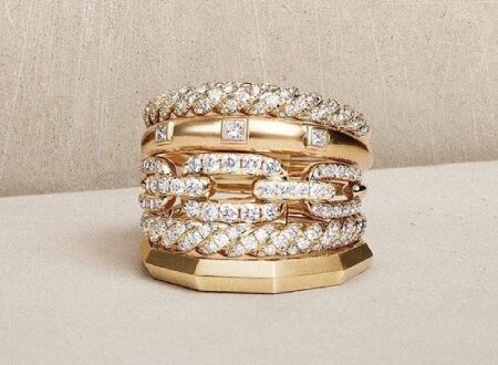 مدل انگشتر پورتوفینو: نمادی از لوکس گرایی و طراحی ایتالیایی مجموعه: طلا و جواهرات مدل انگشتر پورتوفینو: نمادی از لوکس گرایی و طراحی ایتالیایی  
نمونه هایی از شیک ترین مدل انگشترهای پورتوفینو
در این مقاله از بیتوته، با نمونه هایی از مدل انگشتر پورتوفینو آشنا می شوید. انگشتر پورتوفینو، الهام گرفته از زیبایی های ساحلی شهر پورتوفینو در ایتالیا، نمادی از لوکس گرایی و طراحی مینیمال چندحلقه ای است. این مدل با ترکیب سادگی و درخشش، به یکی از ترندهای جهانی جواهرات تبدیل شده و مورد توجه سلبریتی ها قرار گرفته است.
مدل های انگشتر پورتوفینو: نمادی از لوکس گرایی و طراحی ایتالیایی
انگشتر پورتوفینو، به عنوان یکی از برجسته ترین مدل های زیورآلات لوکس در دنیای مد و جواهرسازی، الهام گرفته از زیبایی های طبیعی و فرهنگی شهر ساحلی پورتوفینو در ایتالیا است. این شهر، واقع در منطقه لیگوریا، با مناظر خیره کننده، آب های فیروزه ای و فضای رمانتیک خود، به عنوان نمادی از سبک زندگی "دولچه ویتا" (زندگی شیرین) شناخته می شود.
 
مدل انگشتر پورتوفینو، که در سال های اخیر به یکی از ترندهای جهانی جواهرات تبدیل شده، ترکیبی از سادگی مینیمال و درخشش لوکس را ارائه می دهد. این مدل نه تنها به دلیل طراحی منحصربه فرد چندحلقه ای اش، بلکه به خاطر تنوع در مواد و کاربردهای آن، مورد توجه طراحان، سلبریتی ها و علاقه مندان به مد قرار گرفته است. در این مقاله، به بررسی جامع تاریخچه، ویژگی ها، انواع، مزایا و معایب این مدل می پردازیم تا تصویری کامل و دقیق از آن ارائه دهیم.
  مدل انگشتر پورتوفینو  
تاریخچه مدل انگشتر پورتوفینو :
ریشه های مدل انگشتر پورتوفینو به سنت های طلاسازی ایتالیایی بازمی گردد، جایی که جواهرسازان از عناصر طبیعی و معماری محلی برای خلق قطعات الهام می گرفتند. شهر پورتوفینو، با تاریخچه ای که به دوران رومی ها می رسد، از قرن نوزدهم به عنوان مقصدی برای نخبگان اروپایی شناخته شد و این جذابیت فرهنگی، بعدها به دنیای مد نفوذ کرد.
 
در دهه ۱۹۹۰، برندهای ایتالیایی مانند Gismondi و Casato Gioielli، با الهام از مناظر رنگارنگ ریویرای ایتالیایی، مجموعه هایی با نام "پورتوفینو" را معرفی کردند که شامل جواهراتی با عناصری مانند تورمالین سبز، مالاکیت و اوپال بود. این قطعات، با طراحی های هندسی و دکو، نمادی از شادی و شور زندگی ایتالیایی را تداعی می کردند.
 
در سال های ۲۰۱۰ به بعد، با ظهور ترندهای جهانی مد، مدل پورتوفینو به صورت یک انگشتر چندحلقه ای (multi-ring) تکامل یافت. طراحان مد، با تلفیق سبک های چانکی (ضخیم) و کوکتل (پرزرق وبرق)، این مدل را برای بازارهای مدرن بازطراحی کردند. برندهایی مانند JuPing و Portofino Jewelry در ایالات متحده، با تولید نسخه های دست ساز در کلرادو، این مدل را به یک محصول قابل دسترس تر تبدیل کردند.
 
در ایران، از حدود سال ۲۰۲۰، این مدل با نام "انگشتر پورتوفینو" وارد بازار شد و به سرعت به یکی از پرفروش ترین زیورآلات بدلی و طلایی تبدیل گردید. آمار فروش جهانی نشان می دهد که در پنج سال گذشته، تقاضا برای مدل های الهام گرفته از فرهنگ های خاص مانند پورتوفینو، ۲۷ درصد رشد داشته است، که این امر به دلیل محبوبیت آن در میان سلبریتی هایی مانند آنا دلوروسو و ریحانا است.
  انگشتر پورتوفینو  
ویژگی های کلیدی مدل انگشتر پورتوفینو :
مدل انگشتر پورتوفینو با ویژگی های منحصربه فردی متمایز می شود که آن را از سایر انگشترها جدا می سازد:
 
• طراحی چندحلقه ای: هسته اصلی این مدل، استفاده از دو یا چند حلقه موازی و متصل به یکدیگر است. این حلقه ها می توانند ثابت یا متحرک باشند، که حرکتی ظریف و جذاب ایجاد می کند. عرض کلی انگشتر معمولاً پهن (بیش از ۱۰ میلی متر) است، که ظاهری درشت و لوکس به دست می بخشد.
 
• مواد و رنگ ها: اغلب از طلای ۱۸ عیار (زرد، رزگلد یا سفید) یا استیل ضدزنگ با روکش طلا ساخته می شود. در نسخه های لوکس، الماس های برلیان، پیر (گلابی شکل)، مارکیز و سنگ های قیمتی مانند تورمالین، مالاکیت یا کریستال سواروسکی به کار می رود. تنوع رنگی شامل تک رنگ (زرد یا رزگلد)، دو رنگ (سفید-رزگلد یا زرد-سفید) و سه رنگ (سفید، زرد و رزگلد) است.
 
• تراش و جزئیات: حلقه ها با تراش های متنوعی مانند موج دار، هندسی، آینه ای یا ضربدر طراحی می شوند. این تراش ها نور را به شیوه های مختلف بازتاب می دهند و درخششی خیره کننده ایجاد می کنند. در مدل های بدون نگین، تمرکز بر سادگی و بافت فلزی است.
 
این ویژگی ها، انگشتر پورتوفینو را به گزینه ای ایده آل برای بیان سبک شخصی تبدیل کرده اند.
  مدل های انگشتر پورتوفینو  
انواع مدل انگشتر پورتوفینو
مدل پورتوفینو در تنوع گسترده ای عرضه می شود تا با سلیقه های مختلف همخوانی داشته باشد:
 
• نوع مدل مینیمال: حلقه های نازک و ساده، بدون نگین؛ مواد رایج: استیل یا طلای سفید؛ کاربرد پیشنهادی: استایل روزمره و بوهو.
 
• نوع مدل کلاسیک: دو یا سه حلقه با تراش ظریف و نگین های کوچک؛ مواد رایج: طلای زرد ۱۸ عیار، برلیان؛ کاربرد پیشنهادی: مهمانی های رسمی.
 
• نوع مدل مدرن لوکس: حلقه های پهن با ترکیب سنگ های رنگی (تورمالین، مالاکیت)؛ مواد رایج: رزگلد، الماس مارکیز؛ کاربرد پیشنهادی: فرش قرمز و رویدادهای خاص.
 
• نوع مدل بدلی (استیل): نسخه های مقرون به صرفه با روکش طلا؛ مواد رایج: استیل ضدزنگ، کریستال سواروسکی؛ کاربرد پیشنهادی: جوانان و استایل کژوال.
 
• نوع مدل حجمی/چانکی: بیش از سه حلقه با طراحی درشت؛ مواد رایج: طلای سه رنگ، نگین های اتمی؛ کاربرد پیشنهادی: استایل های جسورانه.
 
در بازار ایران، مدل های طلایی بدون اجرت (ساخته شده از حلقه های بازیافتی) محبوبیت بیشتری دارند، زیرا هزینه تولید را کاهش می دهند.
  انگشترهای پورتوفینو  
مزایا و معایب انگشتر پورتوفینو
مزایا
• جذابیت بصری بالا: طراحی چندلایه ای آن، توجه را جلب کرده و با هر حرکت دست، درخششی پویا ایجاد می کند. طبق نظرسنجی های مد، ۸۰ درصد کاربران آن را "شیک و منحصربه فرد" توصیف می کنند.
 
• تنوع و انعطاف پذیری: مناسب برای استایل های رسمی (مانند جلسات کاری) و غیررسمی (استایل بوهو). قابلیت ترکیب با سایر زیورآلات مانند دستبندهای مشابه.
 
• دوام و کیفیت: مواد ضدحساسیت و مقاوم در برابر تغییر رنگ، با ضمانت های طولانی مدت در برندهای معتبر.
 
• ارزش سرمایه گذاری: مدل های طلایی، با گذشت زمان، ارزش خود را حفظ یا افزایش می دهند.
  مدل انگشترهای پورتوفینو  
معایب
• قیمت نسبتاً بالا: مدل های طلایی از ۵ میلیون تومان شروع شده و به بیش از ۵۰ میلیون تومان می رسد، که ممکن است برای بودجه های متوسط چالش برانگیز باشد.
 
• وزن و اندازه: ظاهر درشت آن برای دست های کوچک یا استایل های ظریف مناسب نیست و ممکن است احساس سنگینی ایجاد کند.
 
• نگهداری: مدل های نگین دار نیاز به تمیزکاری منظم دارند تا درخشش خود را حفظ کنند.
 
• محدودیت در تنوع فرهنگی: در برخی بازارها، مانند ایران، دسترسی به نسخه های اورجینال ایتالیایی محدود است و اغلب کپی های محلی عرضه می شود.
  انواع مدل انگشتر پورتوفینو  
کاربردها و نحوه ست کردن :
انگشتر پورتوفینو در استایل های متنوعی کاربرد دارد: در مهمانی های رسمی، با لباس های مشکی یا سفید ست می شود؛ در استایل های روزمره، با لباس های بوهو و شلوار جین ترکیب می گردد.
 
برای ست کردن، پیشنهاد می شود با دستبند یا گردنبندهای چندحلقه ای هم خانواده استفاده شود. سلبریتی ها اغلب آن را با لباس های ساده ترکیب می کنند تا تمرکز بر زیورآلات باشد.
  انواع انگشتر پورتوفینو   شیک ترین مدل انگشتر پورتوفینو   جدیدترین مدل انگشتر پورتوفینو   مدل انگشتر پورتوفینو جدید   نمونه هایی از شیک ترین مدل انگشتر پورتوفینو  
در پایان :
مدل انگشتر پورتوفینو، فراتر از یک زیورآلات ساده، نمادی از elegance ایتالیایی و نوآوری مد مدرن است. با تاریخچه ای غنی، ویژگی های فنی پیشرفته و تنوعی که برای هر سلیقه ای مناسب است، این مدل نه تنها زیبایی ظاهری، بلکه حس اعتمادبه نفس و لوکس بودن را به همراه دارد. با وجود معایبی مانند قیمت، مزایای آن برتری دارد و آن را به انتخابی ایده ال برای علاقه مندان به جواهرات تبدیل کرده است. این انگشتر، همچون شهر پورتوفینو، وعده سفری به دنیای زیبایی و آرامش را می دهد.
 
گردآوری: بخش مد بیتوته
 