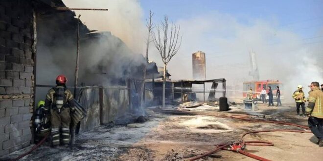 آتش‌سوزی گسترده یک گاراژ چوب‌بری در بزرگراه آزادگان/ ماجرا چه بود؟