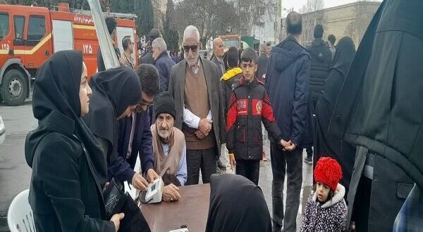استقرار ایستگاه غربالگری سلامت در مسیر راهپیمایی ۲۲ بهمن خرم‌آباد
