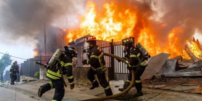 آتش‌سوزی در ساختمان چهارطبقه انقلاب/ ماجرای حادثه چه بود؟