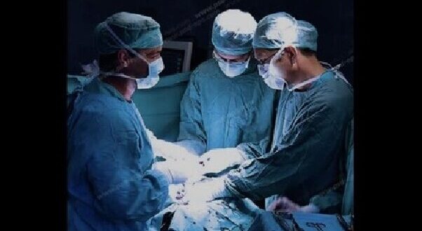 جراحی موفقیت‌آمیز کودک ۶ ساله مغانی در میان صدای جنگنده‌ها و بمباران