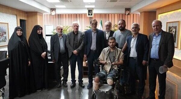 دیدار رئیس بنیاد شهید و امور ایثارگران با جانباز سرافراز حسین محمدی