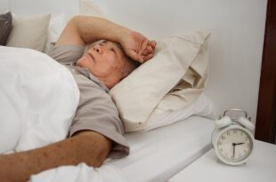  پیگیری مداوم اخبار قبل از خواب بی‌خوابی را تشدید می‌کند