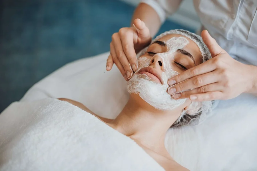 فیشال تخصصی پوست با خدمات حرفهای در مرکز ماساژ خدمات فیشال با مالش صورت و با استفاده از مواد مخصوص