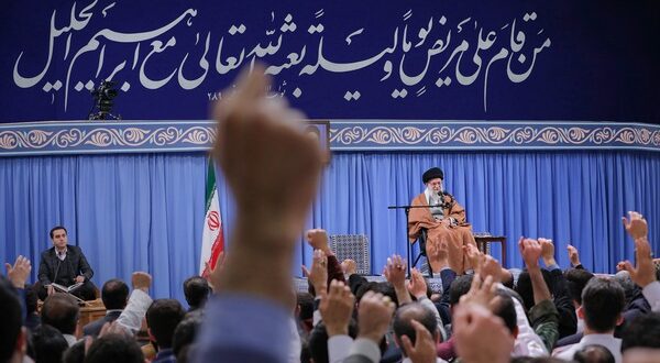 حاشیه نویسی بر دیدار جامعه پرستاری با رهبر شهید انقلاب